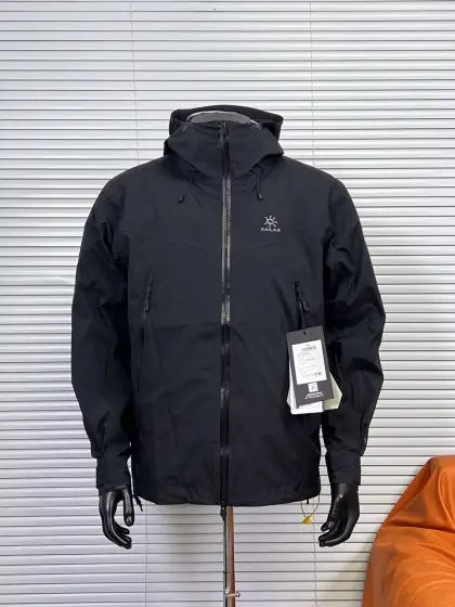 工厂 凯乐石博格达 三合一羽绒服 1️⃣面料采用与100D Gore-Tex Pro同级防护科技,人性化剪裁设计.立在肩部、肘部预留充足活动空间,背负重包时也不会束缚动作. 2️⃣风帽后侧设有抽绳调节系统,暴雨时收紧可防止雨水糊脸;袖口采用钩环固定,大幅活动时不易移位. 3️⃣透气与轻量平衡,腋下双拉链设计能在运动时形成有效通风.整体重量控制得当,长途徒步不会造成负担. 4️⃣可拆卸内胆:三合一设计最惊喜的是羽绒内胆.羽绒内胆特别轻便,保暖效果很好;可拆卸,很方便穿脱,拆掉羽绒内胆,就是一件风壳单冲,装上羽绒内胆,就可以去爬雪山啦! 5️⃣多功能口袋布局合理,存取物品便捷;内衬接缝处理平整,避免摩擦不适;下摆可调节,加强防风防雨效果. 适合登山、滑雪等高强度户外活动,尤其推荐给追求性价比的进阶爱好者.若经常在恶劣环境下活动,这件冲锋衣能提供可靠保护 颜色:玄铁黑 风铃紫 稿羽灰 绒蒿粉 青柠绿